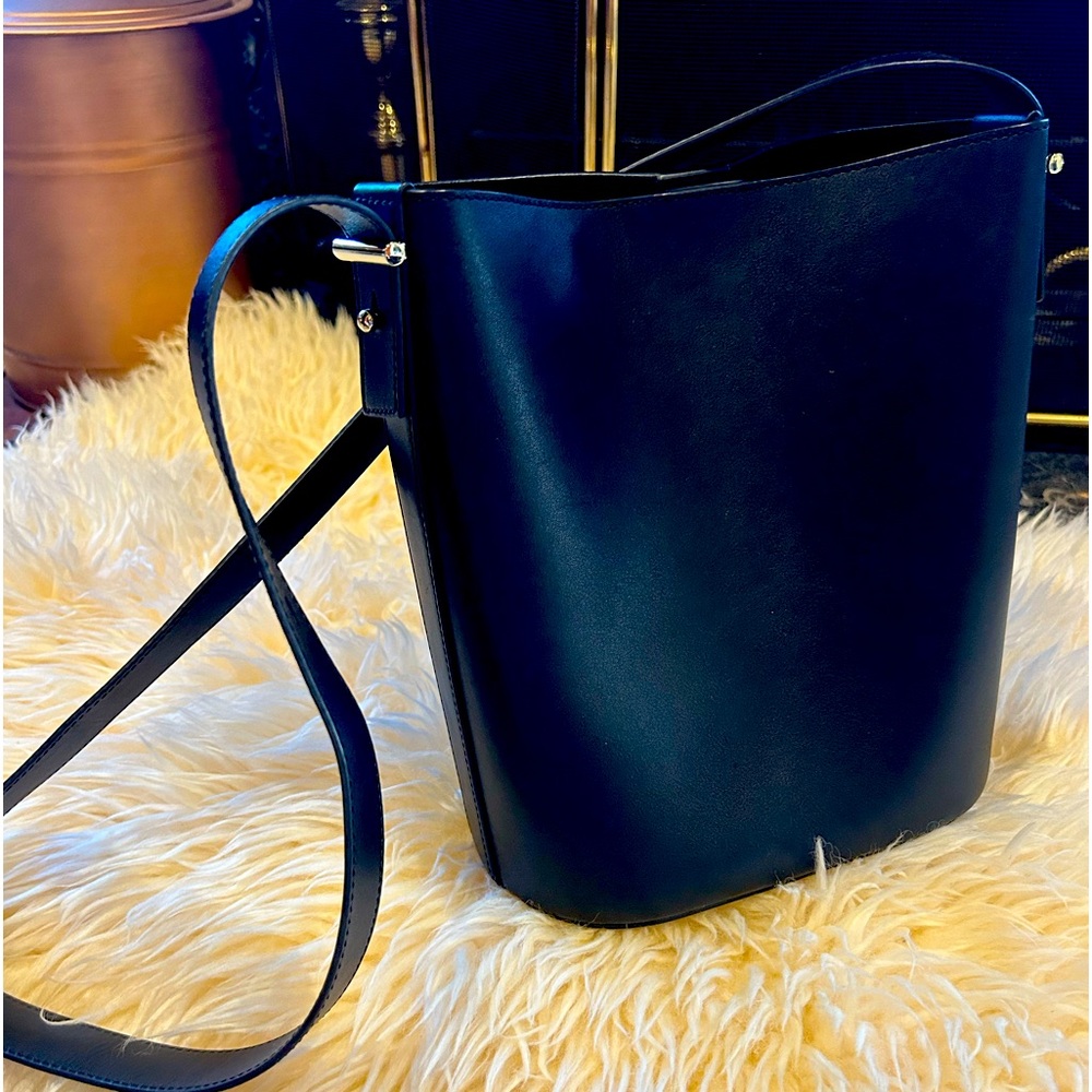 Italic black bucket bag